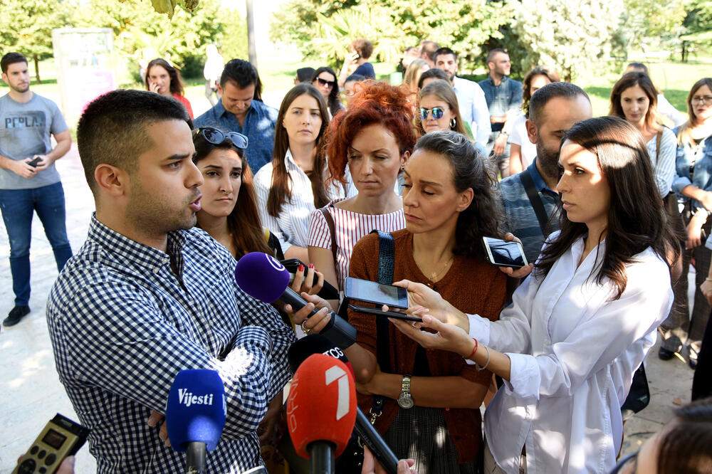 Sa jučerašnjeg protesta studenata magistarskih studija ispred Rektorata, Foto: Luka Zeković
