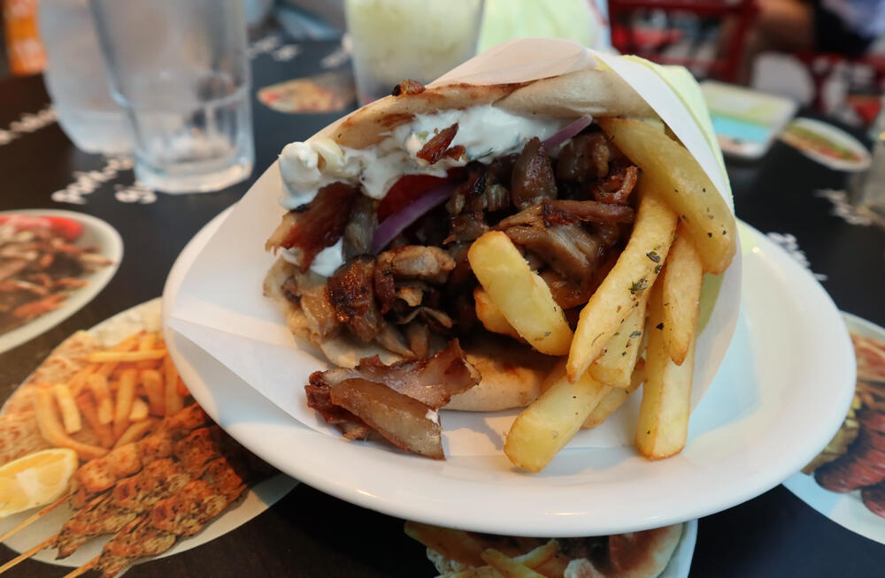 Atina je poznata po "uličnoj hrani" i zato se posjetiocima ovog grada savjetuje da probaju neka od jela koja se prodaju na ulici, tradicionalna su, prepoznatljiva kao grčka, odličnog kvaliteta, povoljna i lako dostupna.