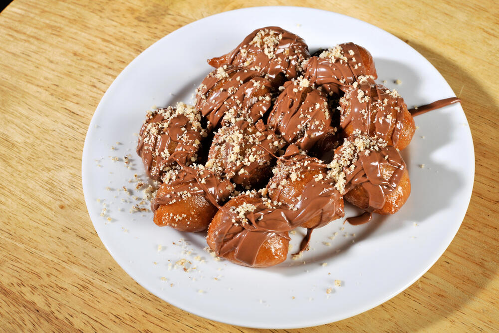 Atina je poznata po "uličnoj hrani" i zato se posjetiocima ovog grada savjetuje da probaju neka od jela koja se prodaju na ulici, tradicionalna su, prepoznatljiva kao grčka, odličnog kvaliteta, povoljna i lako dostupna.