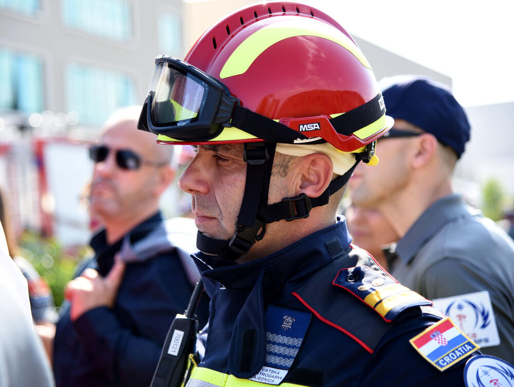 Tema terenske vježbe NICS MONTENEGRO 2019, koja se od 1. do 4. oktobra sprovodi u Podgorici i Danilovgradu, je gašenje požara na otvorenom prostoru i testiranje najsavremenijih informacionih tehnologija za koordiniranje i rukovođenje u zaštiti i spašavanju. Pored predstavnika NATO-a, u vježbi učestvuju timovi iz Sjeverne Makedonije, Hrvatske, Bosne i Hercegovine i Crne Gore, kao domaćina vježbe.