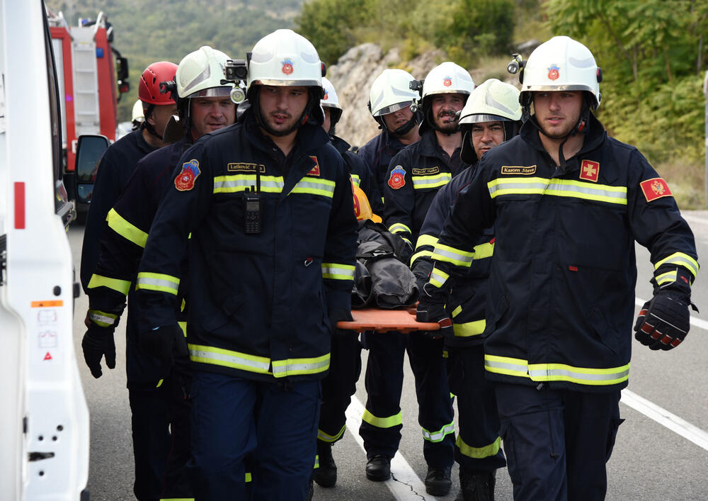 Tema terenske vježbe NICS MONTENEGRO 2019, koja se od 1. do 4. oktobra sprovodi u Podgorici i Danilovgradu, je gašenje požara na otvorenom prostoru i testiranje najsavremenijih informacionih tehnologija za koordiniranje i rukovođenje u zaštiti i spašavanju. Pored predstavnika NATO-a, u vježbi učestvuju timovi iz Sjeverne Makedonije, Hrvatske, Bosne i Hercegovine i Crne Gore, kao domaćina vježbe.