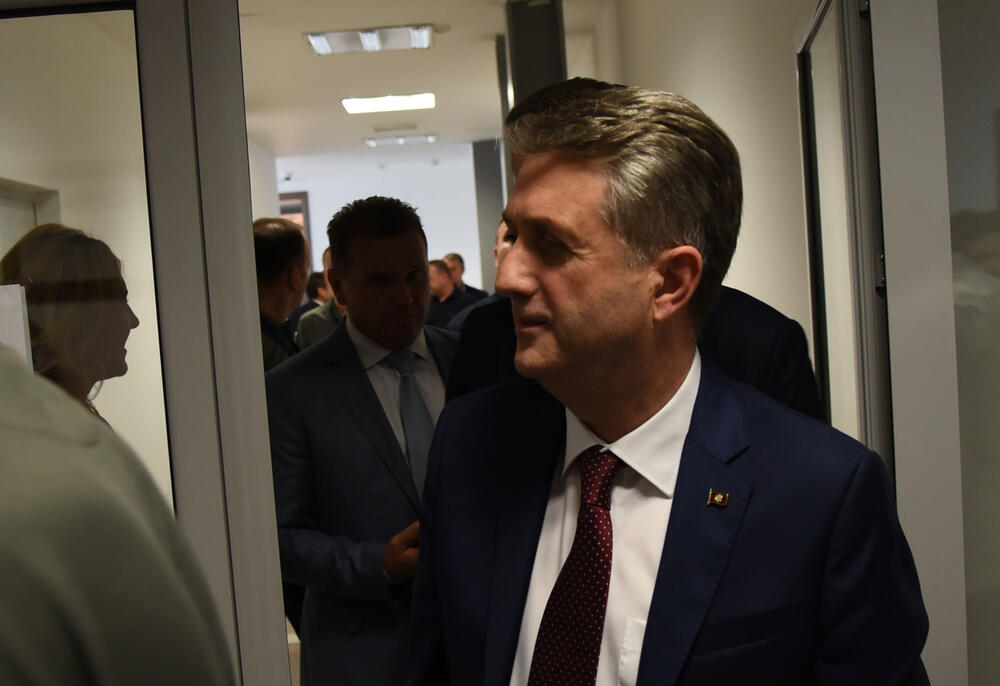 Tema terenske vježbe NICS MONTENEGRO 2019, koja se od 1. do 4. oktobra sprovodi u Podgorici i Danilovgradu, je gašenje požara na otvorenom prostoru i testiranje najsavremenijih informacionih tehnologija za koordiniranje i rukovođenje u zaštiti i spašavanju. Pored predstavnika NATO-a, u vježbi učestvuju timovi iz Sjeverne Makedonije, Hrvatske, Bosne i Hercegovine i Crne Gore, kao domaćina vježbe.