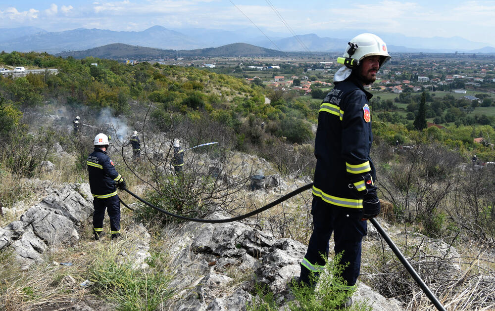 Tema terenske vježbe NICS MONTENEGRO 2019, koja se od 1. do 4. oktobra sprovodi u Podgorici i Danilovgradu, je gašenje požara na otvorenom prostoru i testiranje najsavremenijih informacionih tehnologija za koordiniranje i rukovođenje u zaštiti i spašavanju. Pored predstavnika NATO-a, u vježbi učestvuju timovi iz Sjeverne Makedonije, Hrvatske, Bosne i Hercegovine i Crne Gore, kao domaćina vježbe.