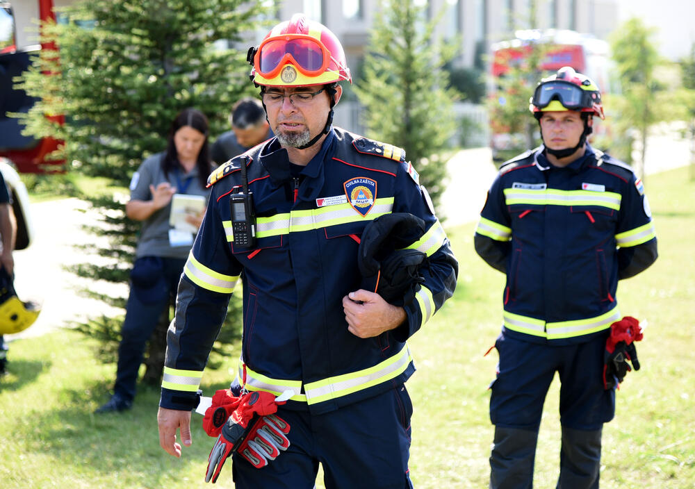 Tema terenske vježbe NICS MONTENEGRO 2019, koja se od 1. do 4. oktobra sprovodi u Podgorici i Danilovgradu, je gašenje požara na otvorenom prostoru i testiranje najsavremenijih informacionih tehnologija za koordiniranje i rukovođenje u zaštiti i spašavanju. Pored predstavnika NATO-a, u vježbi učestvuju timovi iz Sjeverne Makedonije, Hrvatske, Bosne i Hercegovine i Crne Gore, kao domaćina vježbe.