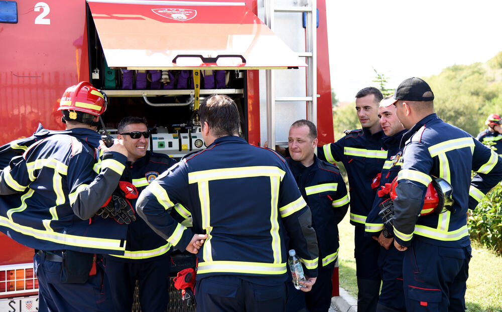Tema terenske vježbe NICS MONTENEGRO 2019, koja se od 1. do 4. oktobra sprovodi u Podgorici i Danilovgradu, je gašenje požara na otvorenom prostoru i testiranje najsavremenijih informacionih tehnologija za koordiniranje i rukovođenje u zaštiti i spašavanju. Pored predstavnika NATO-a, u vježbi učestvuju timovi iz Sjeverne Makedonije, Hrvatske, Bosne i Hercegovine i Crne Gore, kao domaćina vježbe.