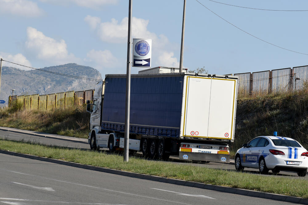 Policija juče zaplijenila švercovane cigarete u selu Vladne kod Tuzi, Foto: Boris Pejović
