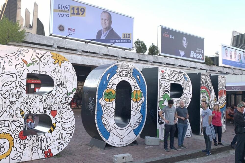Bilbordi stranaka dominiraju Prištinom - ispred sportske hale „Adem Jašari", nekada „Boro i Ramiz", Foto: BBC