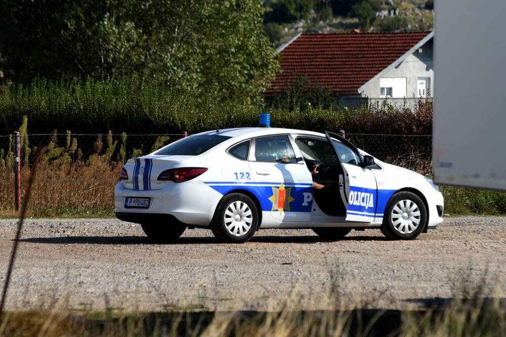 Policija juče u selu Vladne, Foto: Boris Pejović