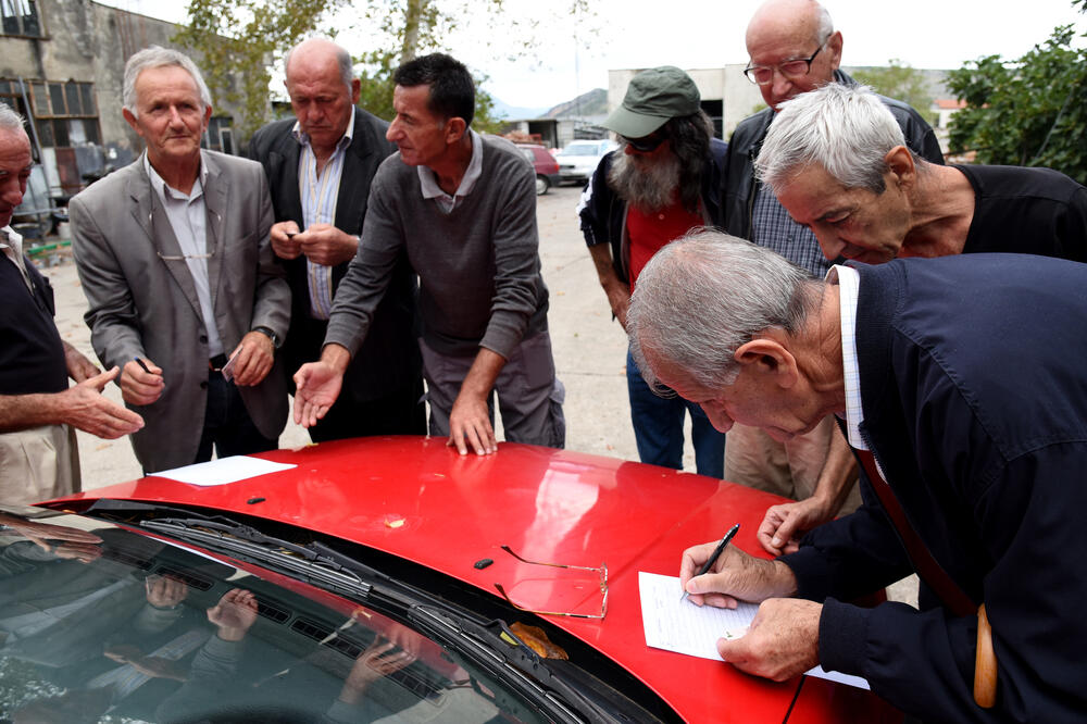 Bivši radnici "Radoja Dakića" potpisuju peticiju, Foto: Savo Prelević