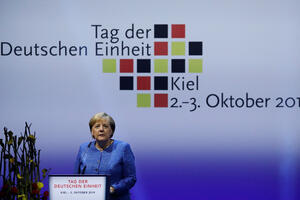 Merkel: Proces ujedinjenja u glavama građana još uvijek traje