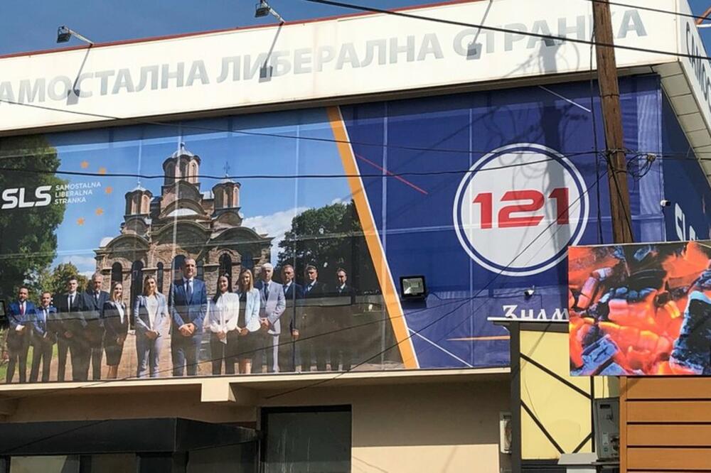 Poslanici SLS-a fotografisali su se ispred Graničanice za izborni plakat, Foto: BBC