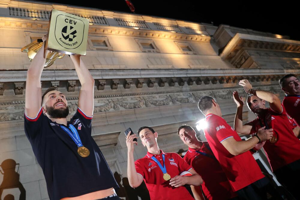 Nemanja Petrić sa peharom na balkonu Skupštine Beograda, Foto: BETA