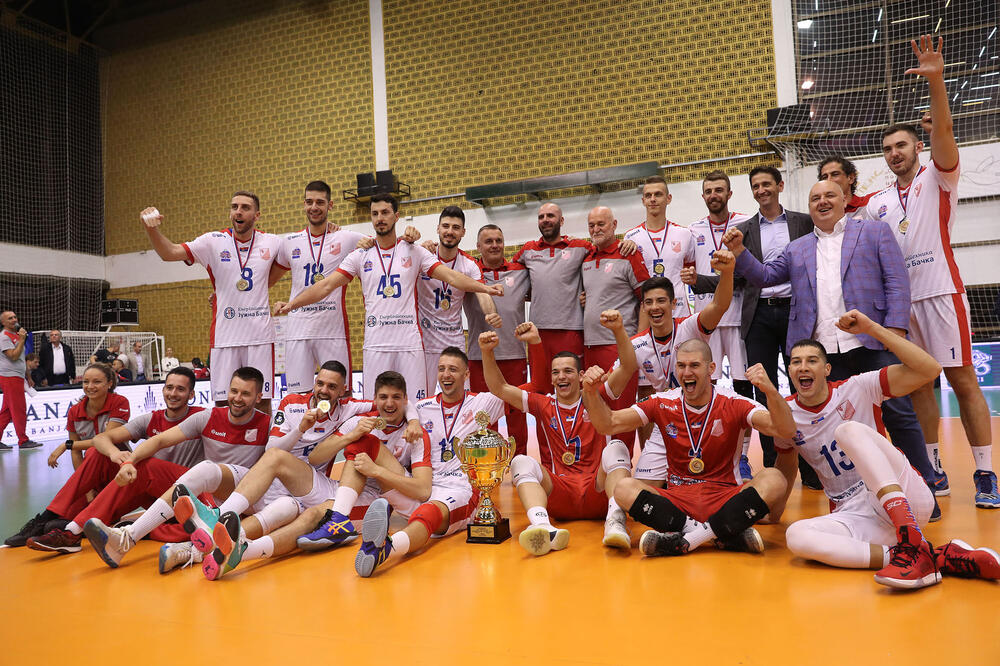 Odbojkaši Vojvodine proslavljaju trofej