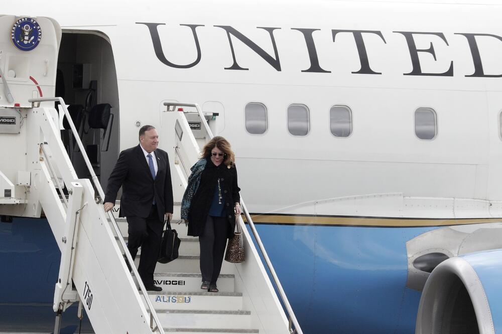 Pompeo sa suprugom Suzan, Foto: AP Photo/Andrew Medichini