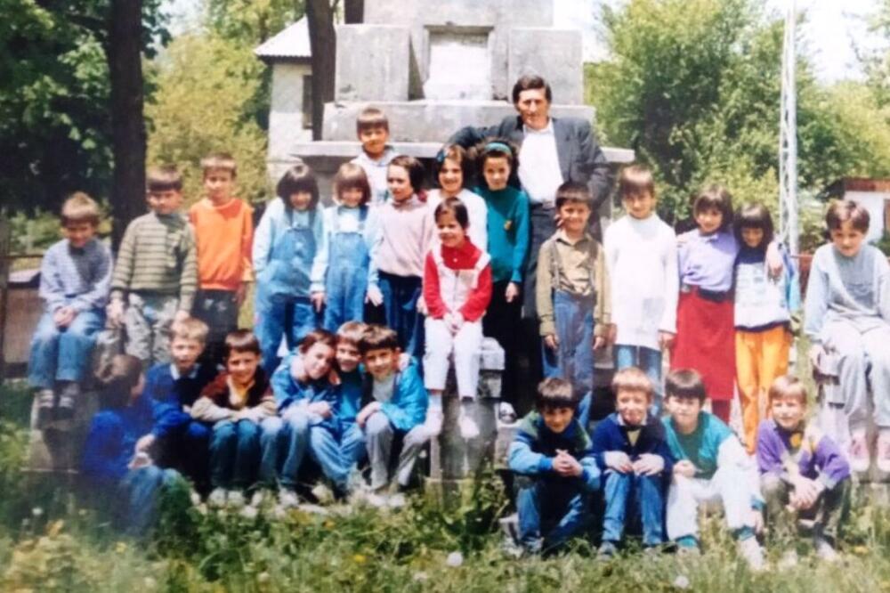 Generacija koja je 1983. počela školovanje i učitelj Jovanović, Foto: Privatna arhiva