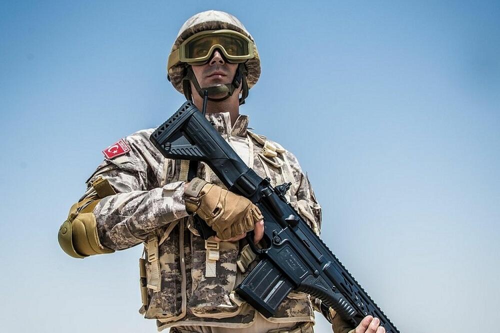 Turski vojnik sa puškom “MPT-76”, Foto: Monch.com