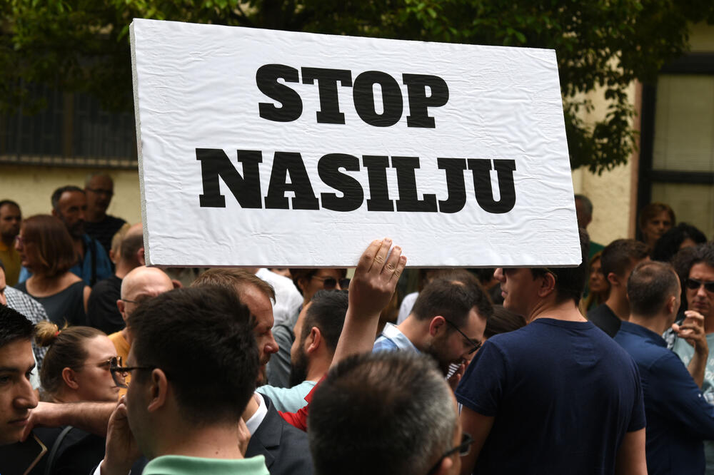 Sa protesta novinara i NVO sektora nakon napada na novinarku Oliveru Lakić u maju prošle godine, Foto: Boris Pejović