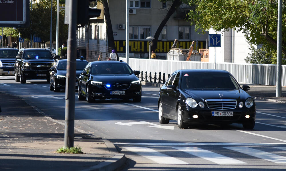 Državni sekretar Sjedinjenih Američkih Država Majk Pompeo doputovao je u prvu zvaničnu posjetu Crnoj Gori. Pompea prate velike mjere obezbjeđenja, pri čemu su blokirane sve bočne ulice koje vode od aerodroma u Podgorici do Vile Gorica, gdje će se održati razgovori sa crnogorskim zvaničnicima.