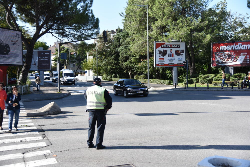 Državni sekretar Sjedinjenih Američkih Država Majk Pompeo doputovao je u prvu zvaničnu posjetu Crnoj Gori. Pompea prate velike mjere obezbjeđenja, pri čemu su blokirane sve bočne ulice koje vode od aerodroma u Podgorici do Vile Gorica, gdje će se održati razgovori sa crnogorskim zvaničnicima.