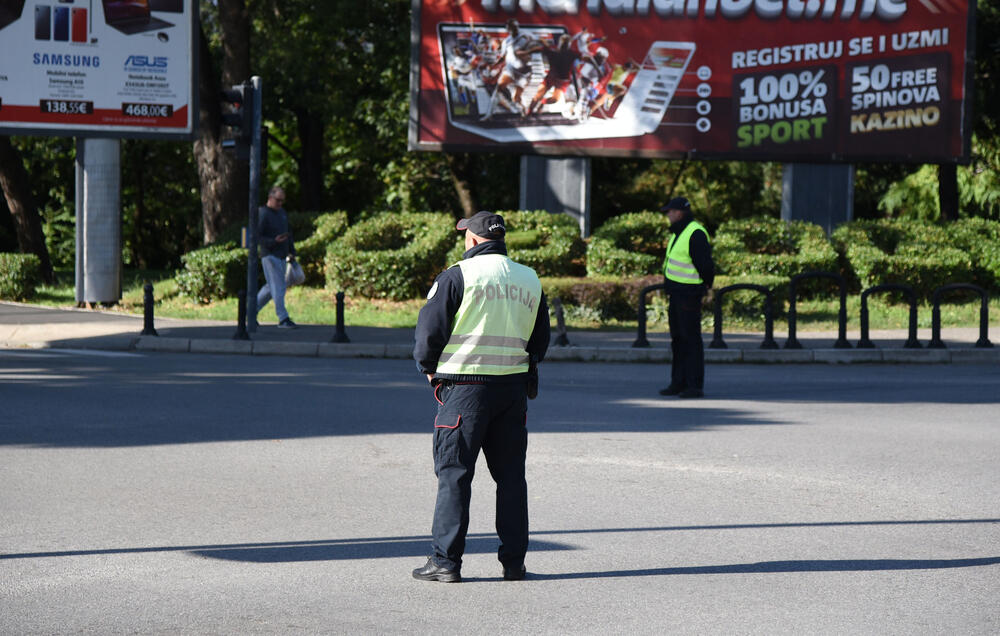 Državni sekretar Sjedinjenih Američkih Država Majk Pompeo doputovao je u prvu zvaničnu posjetu Crnoj Gori. Pompea prate velike mjere obezbjeđenja, pri čemu su blokirane sve bočne ulice koje vode od aerodroma u Podgorici do Vile Gorica, gdje će se održati razgovori sa crnogorskim zvaničnicima.