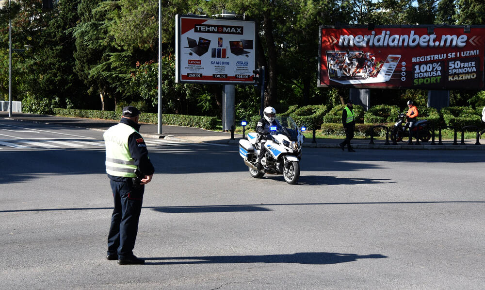 Državni sekretar Sjedinjenih Američkih Država Majk Pompeo doputovao je u prvu zvaničnu posjetu Crnoj Gori. Pompea prate velike mjere obezbjeđenja, pri čemu su blokirane sve bočne ulice koje vode od aerodroma u Podgorici do Vile Gorica, gdje će se održati razgovori sa crnogorskim zvaničnicima.