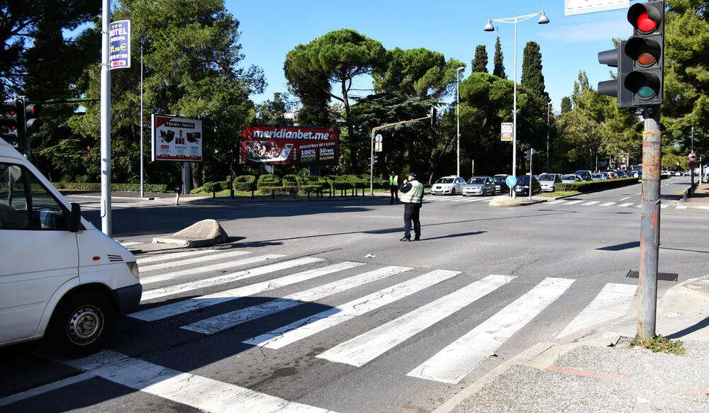 Državni sekretar Sjedinjenih Američkih Država Majk Pompeo doputovao je u prvu zvaničnu posjetu Crnoj Gori. Pompea prate velike mjere obezbjeđenja, pri čemu su blokirane sve bočne ulice koje vode od aerodroma u Podgorici do Vile Gorica, gdje će se održati razgovori sa crnogorskim zvaničnicima.