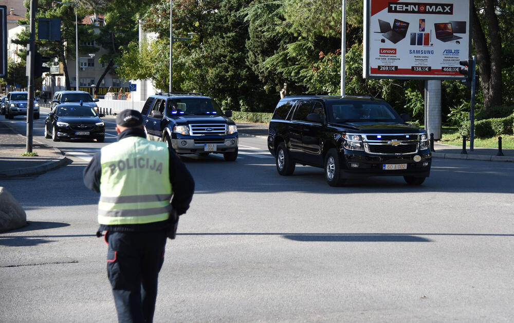 Državni sekretar Sjedinjenih Američkih Država Majk Pompeo doputovao je u prvu zvaničnu posjetu Crnoj Gori. Pompea prate velike mjere obezbjeđenja, pri čemu su blokirane sve bočne ulice koje vode od aerodroma u Podgorici do Vile Gorica, gdje će se održati razgovori sa crnogorskim zvaničnicima.