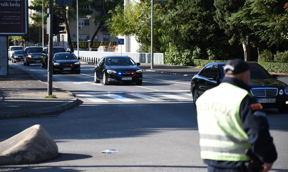 Državni sekretar Sjedinjenih Američkih Država Majk Pompeo doputovao je u prvu zvaničnu posjetu Crnoj Gori. Pompea prate velike mjere obezbjeđenja, pri čemu su blokirane sve bočne ulice koje vode od aerodroma u Podgorici do Vile Gorica, gdje će se održati razgovori sa crnogorskim zvaničnicima.