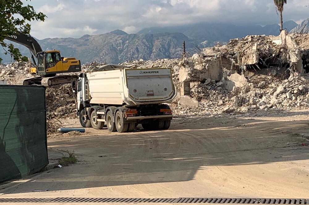Kamioni odvoze šut od bivšeg “Fjorda”, Foto: Demokrate Kotor