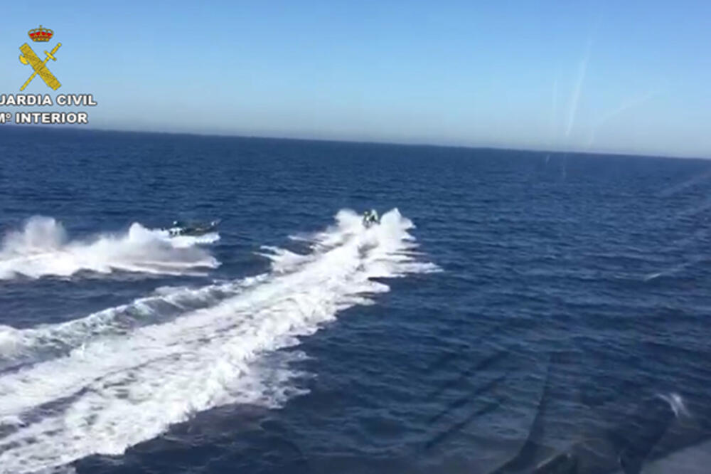 Policajci iz helikoptera megafonom zatražili od švercera droge da pomognu njihovim kolegama u moru, Foto: Guardiacivil.es
