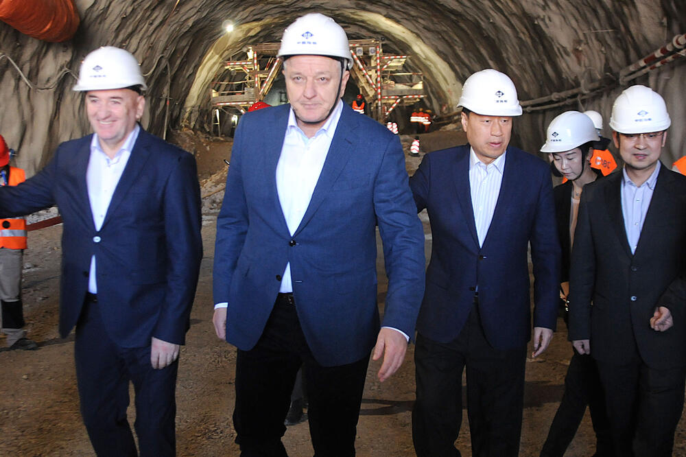 Koliko će dionica na kraju da košta?: Premijer i ministar sa izvođačim, Foto: Zoran Đurić