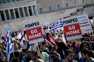 Demonstranti u Atini Pompeu: "Idi kući!"