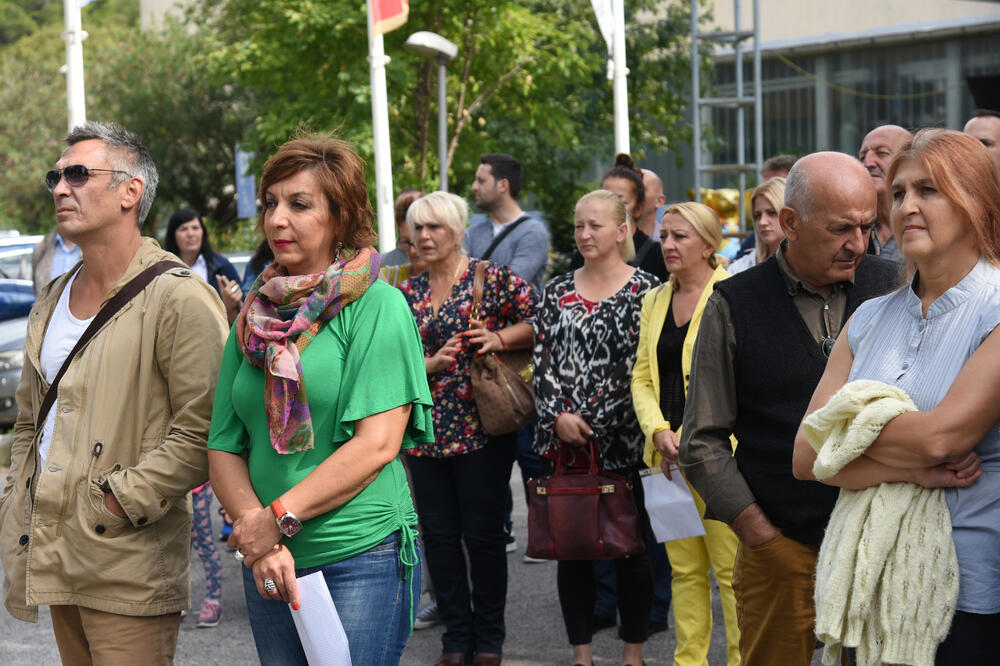 Protest prosvjethih radnika ispred Ministarstva prosvjete, Foto: Boris Pejović