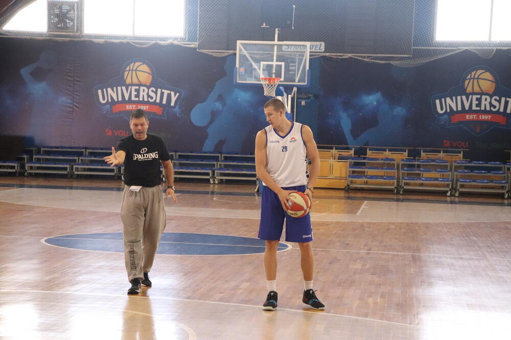 Luka Božić na treningu sa pomoćnim trenerom Petrom Mijovićem