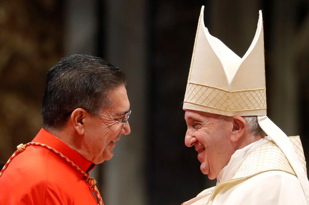 Jedan od izabranih kardinala Migel Anhel Ajuho Gizot sa papom, Foto: Reuters