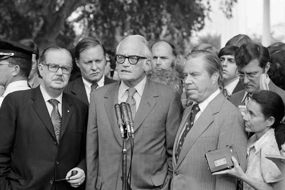 Senator Beri Goldvater iz Arizone se obraća novinarima nakon razgovora sa Niksonom 1974., Foto: AP