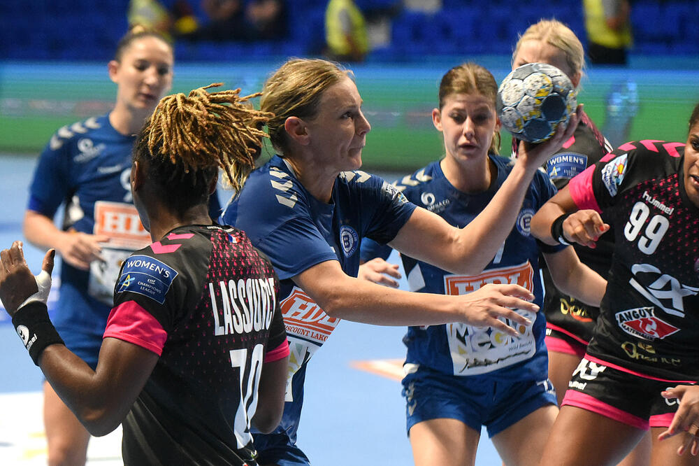 Barbara Lazović u duelu sa odbranom Bresta, Foto: Boris Pejović