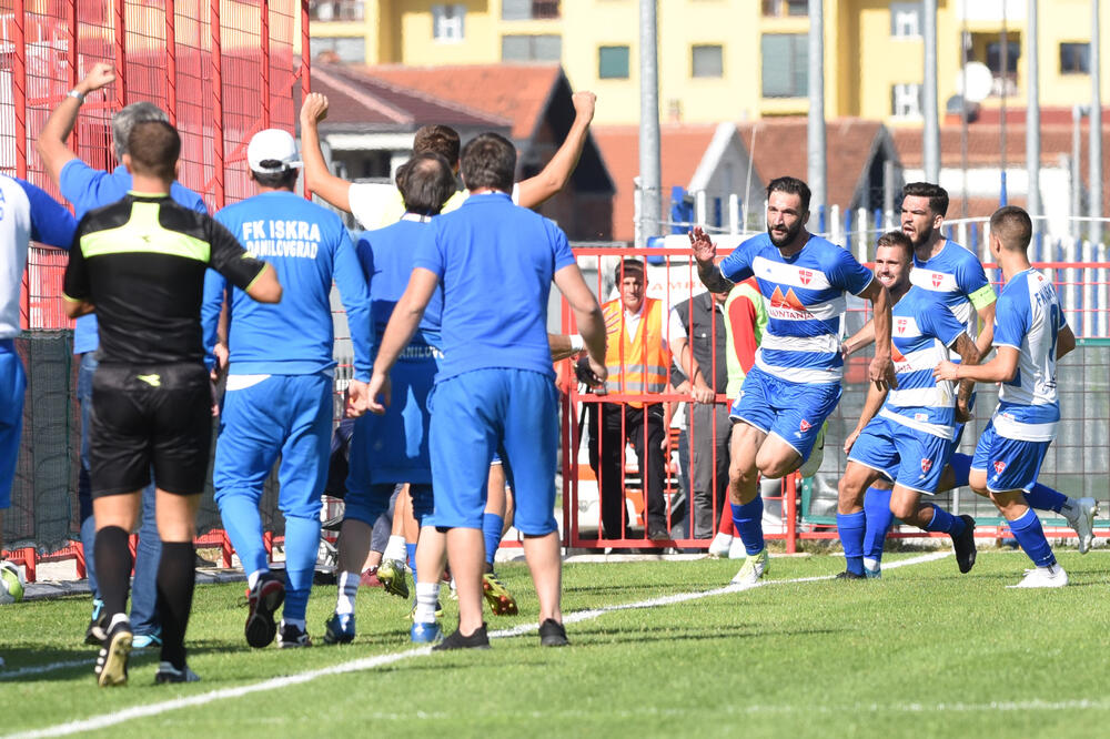 Slavlje fudbalera Iskre nakon gola Milića, Foto: Savo PRELEVIC