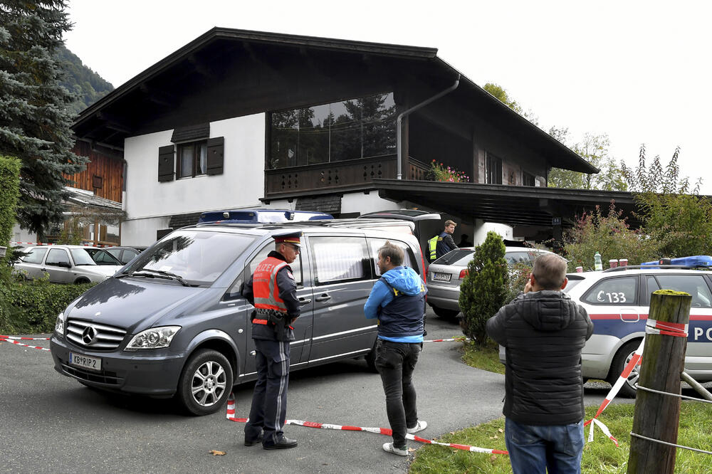 Policija ispred kuće u Kicbilu u kojoj je počinjeno petostruko ubistvo, Foto: BETA/AP