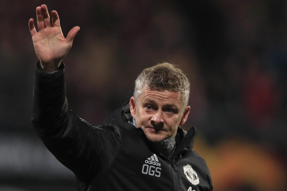Manchester United's manager Ole Gunnar Solskjaer waves goodbye to fans after the group L Europa League soccer match between AZ Alkmaar and Manchester United at the ADO Den Haag stadium in The Hague, Netherlands, Thursday, Oct. 3, 2019. (AP Photo/Peter Dej, Foto: Peter Dejong