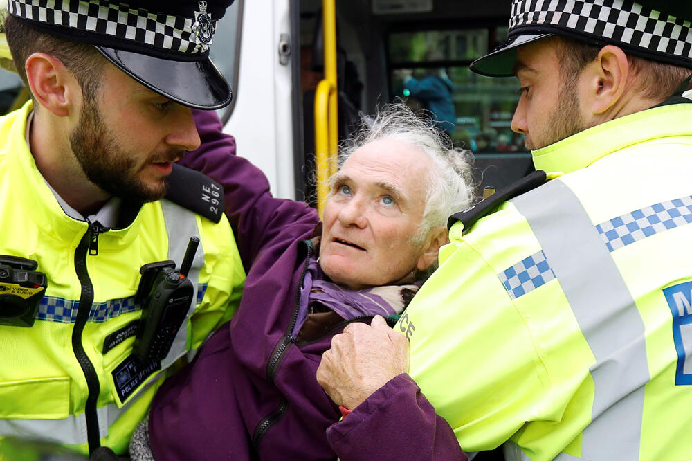 Detalj prilokom hapšenja ekoloških aktivista u Londonu, Foto: Reuters
