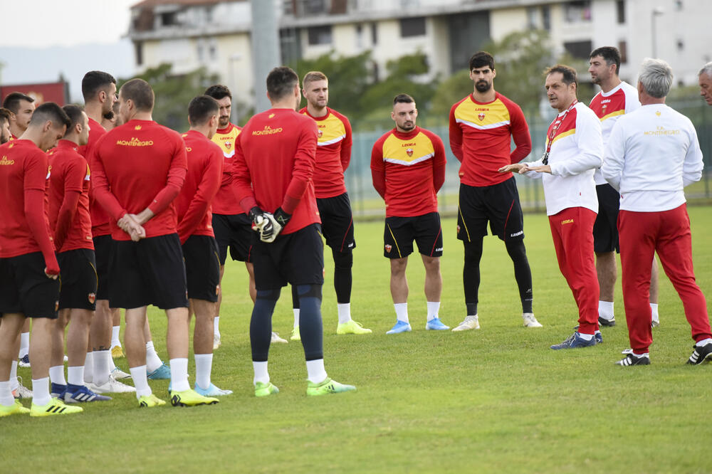 Fudbalska reprezentacija na večerašnjem treningu, Foto: Savo Prelević