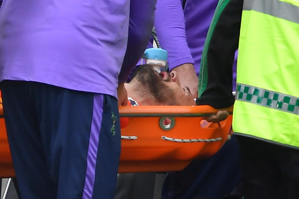 Ljoris na nosilima, Foto: Reuters