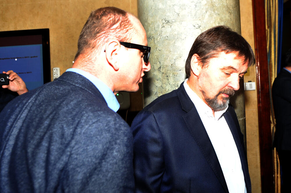 Milan Knežević i Miodrag Vuković (DPS) tokom incidenta u holu Skupštine, Foto: Savo Prelević