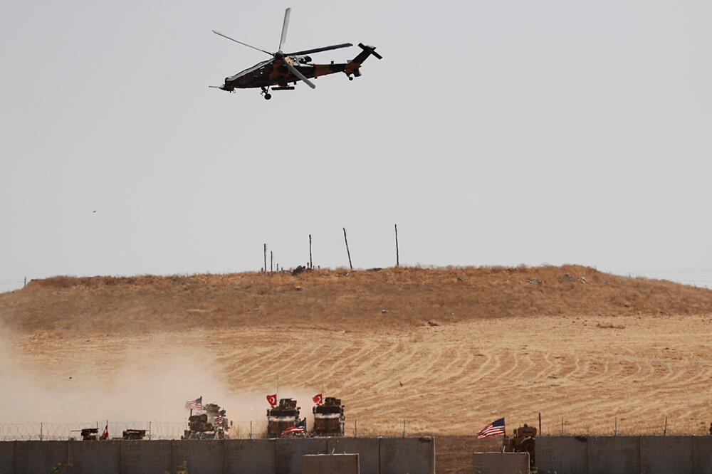 Turski vojni helikopter nadlijeće zajedničku tursko-američku vojnu patrolu u sjevernoj Siriji, Foto: Reuters