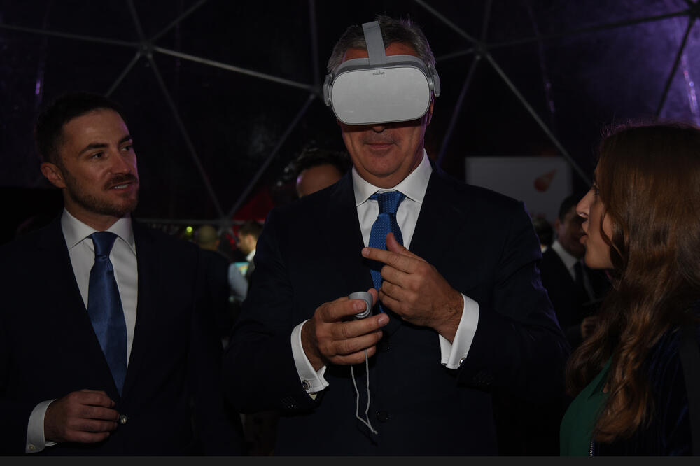 Đukanović na izložbi, Foto: Savo Prelević