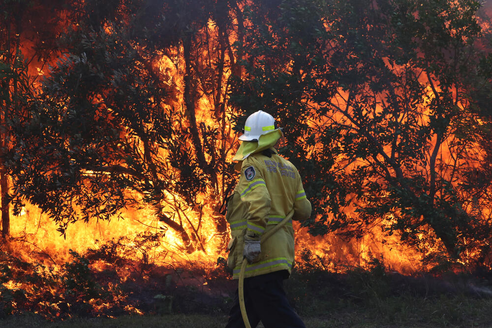 Vatrogasac na terenu, Foto: Reuters, Reuters