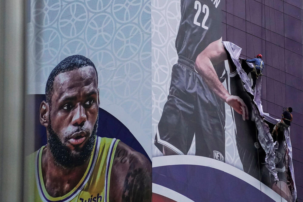 Radnici sklanjaju poster kojim se najavljuje meč Lejkersa i Bruklina, Foto: Reuters