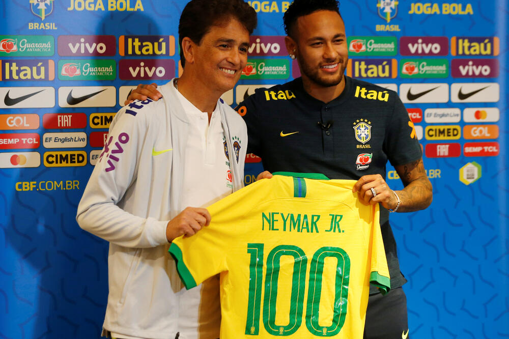 Nejmaru je dres sa brojem 100 uručio legendarni Bebeto, Foto: Reuters