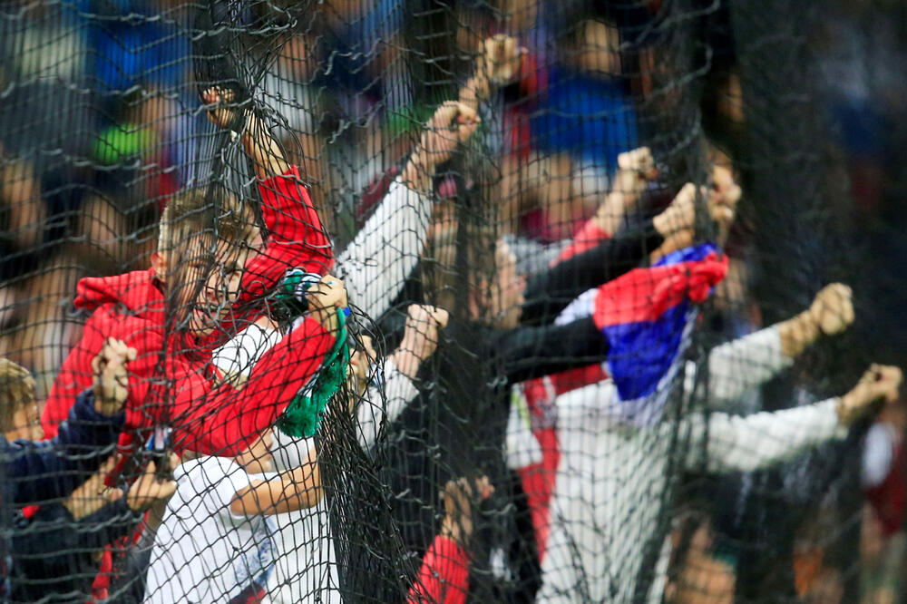 Nakon odbojkaške groznice, navijače Slovenije uvatila fudbalska, Foto: REUTERS Borut Zivulovic